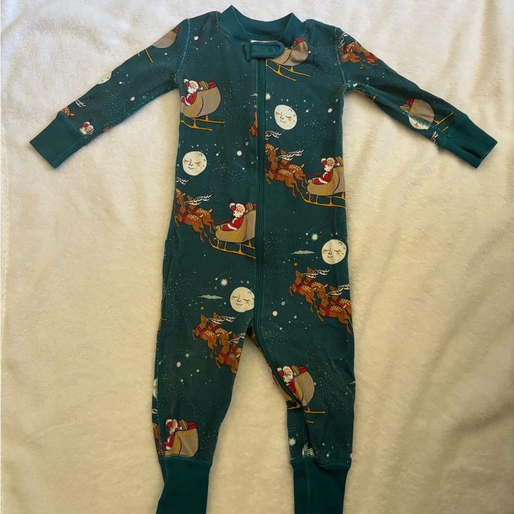 6-12 mo 
Christmas pjs 
Hannah Anderson 
100% Organic Cotton